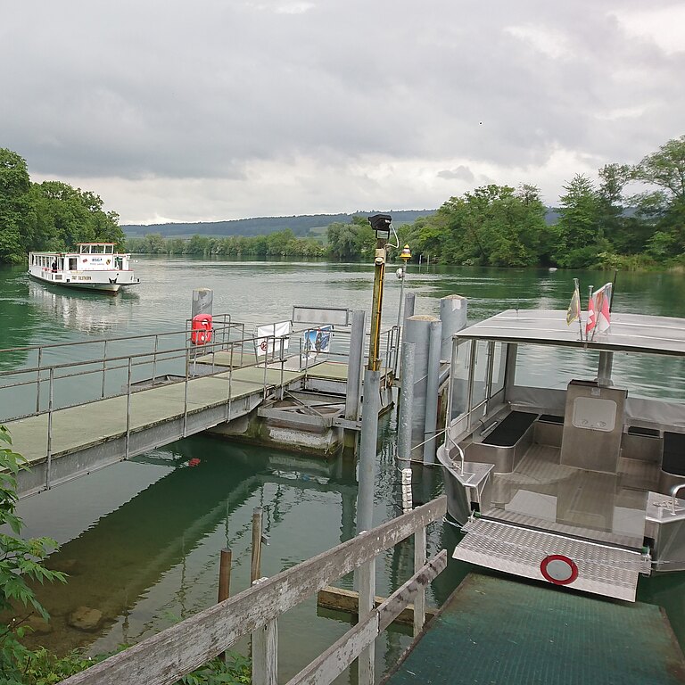 Schiff und Aarefähre in Altreu Schiff und Aarefähre in Altreu